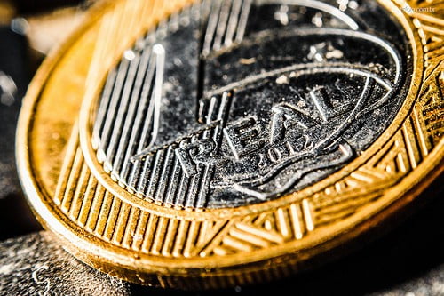 Pagar empregada doméstica “por fora”: risco para patrão Pagamento “por fora”: risco para patrões e empregados.