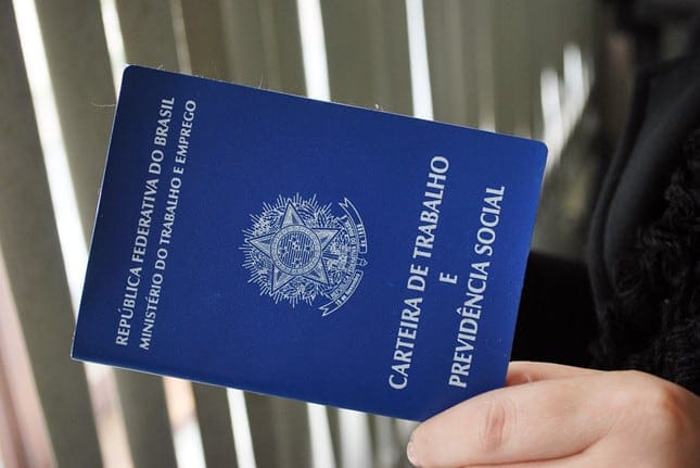 Corte no Orçamento pode adiar PEC das Domésticas Emprego-carteira-de-trabalho-desemprego