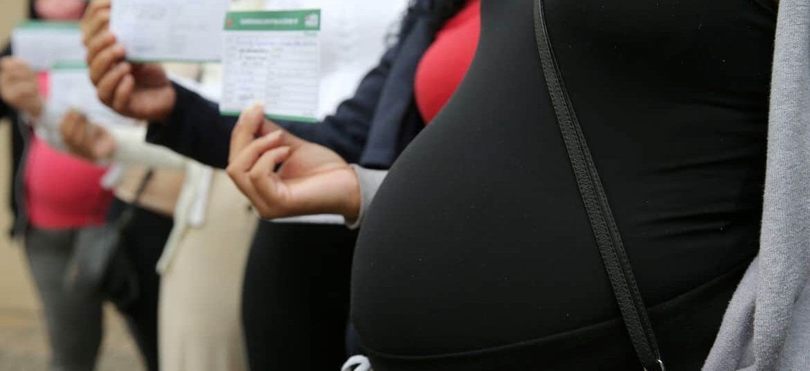 A empregada doméstica gestante que foi imunizada já pode voltar ao trabalho presencial