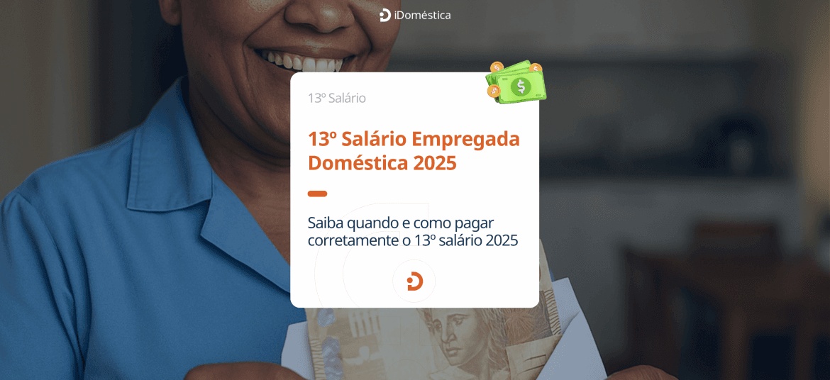Empregada doméstica feliz ao receber o pagamento do 13º salário em 2025.