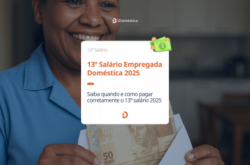 Empregada doméstica feliz ao receber o pagamento do 13º salário em 2025.
